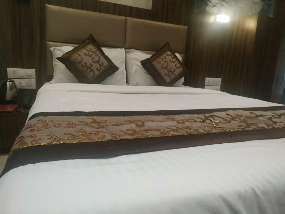 Hotel Sea Grand, Colaba Мумбаи Экстерьер фото