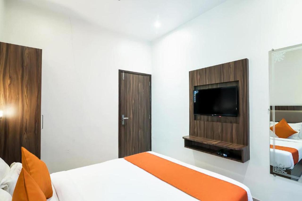 Hotel Sea Grand, Colaba Мумбаи Экстерьер фото